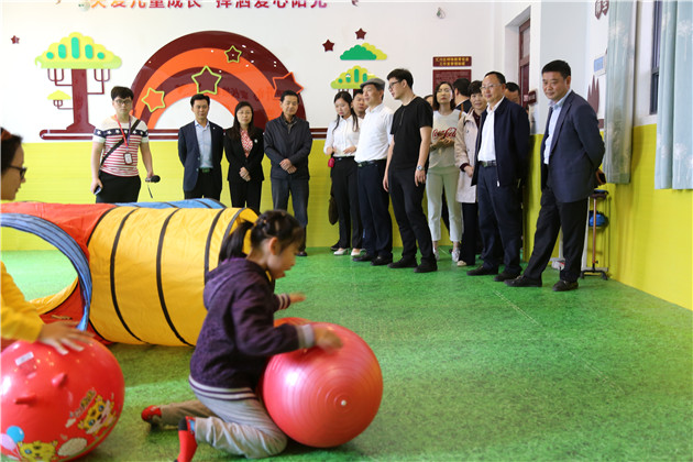 3汇川区新黔小学随班就读学生做康复训练.JPG 3汇川区新黔小学随班就读学生做康复训练.JPG