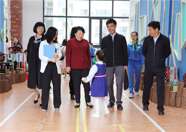 专家、领导现场观摩幼儿园.png 专家、领导现场观摩幼儿园.png